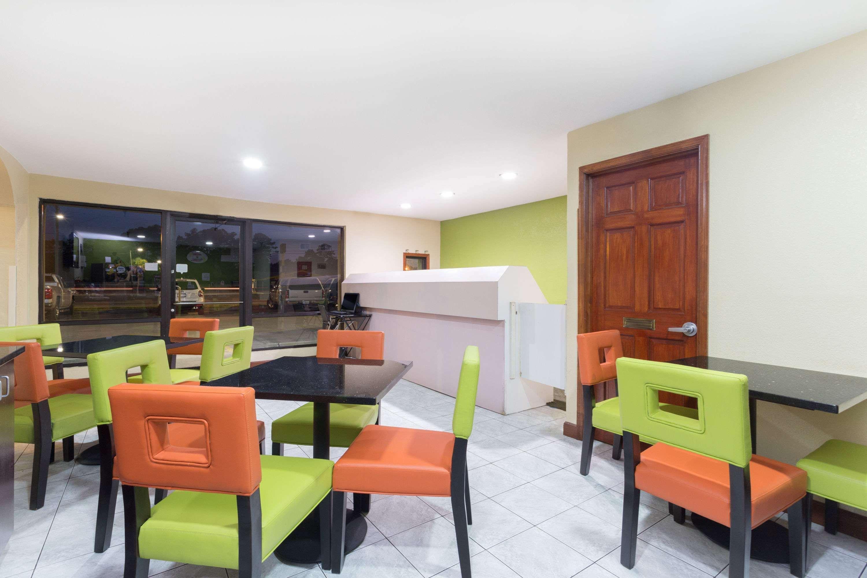 Hotel Super 8 By Wyndham Brunswick/St Simons Island Area Extérieur photo
