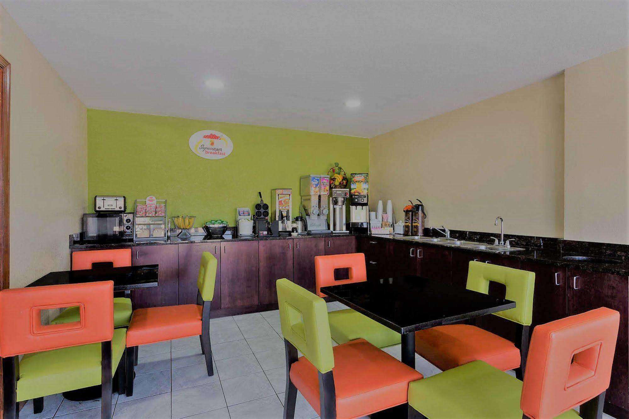 Hotel Super 8 By Wyndham Brunswick/St Simons Island Area Extérieur photo